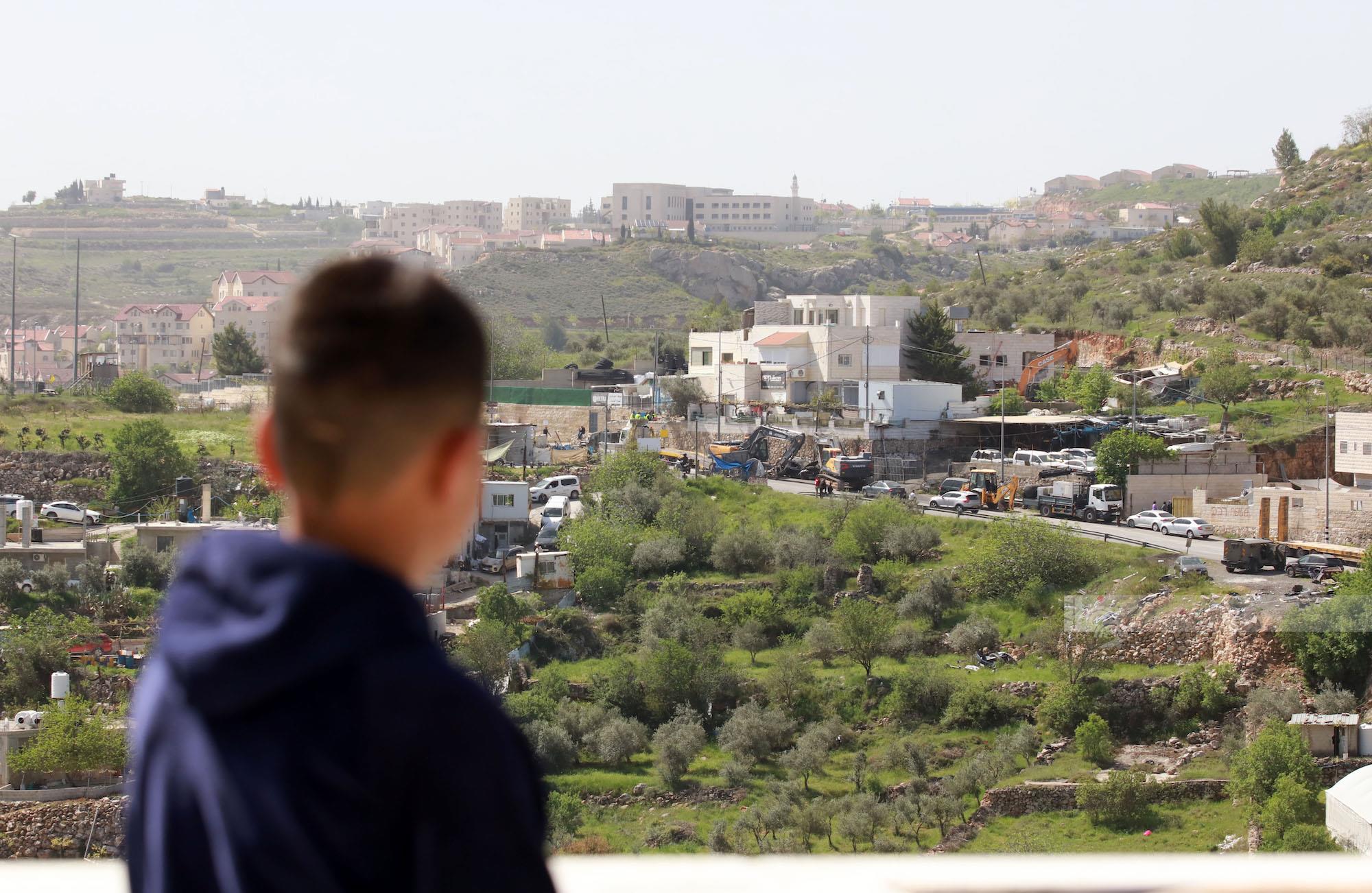 الاحتلال يهدم 5 شقق سكنية ومنشآت في بلدة الخضر جنوب بيت لحم في الثالث من نيسان 2025 (تصوير: أحمد مزهر/وفا)